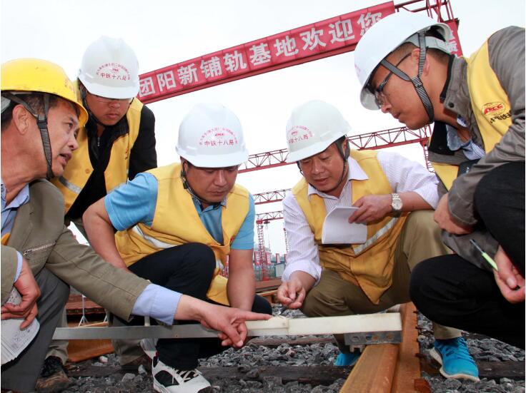 中國鐵建十八局集團(tuán)二公司武九客專500米長軌鋪設(shè)技術(shù)創(chuàng)新側(cè)記 中國鐵建十八局集團(tuán)二公司武九客專500米長軌鋪設(shè)技術(shù)創(chuàng)新側(cè)記