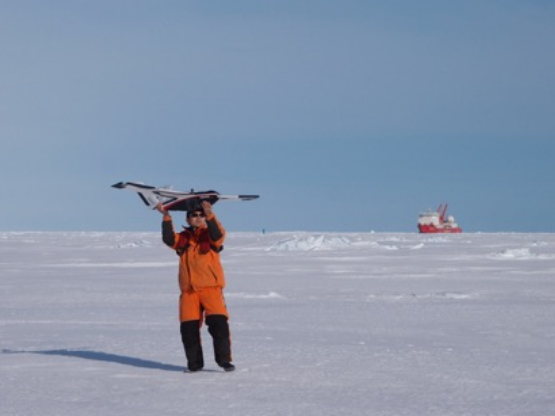 第33次南極考察的科研人員進(jìn)行冰面無人機(jī)作業(yè) 第33次南極考察的科研人員進(jìn)行冰面無人機(jī)作業(yè)